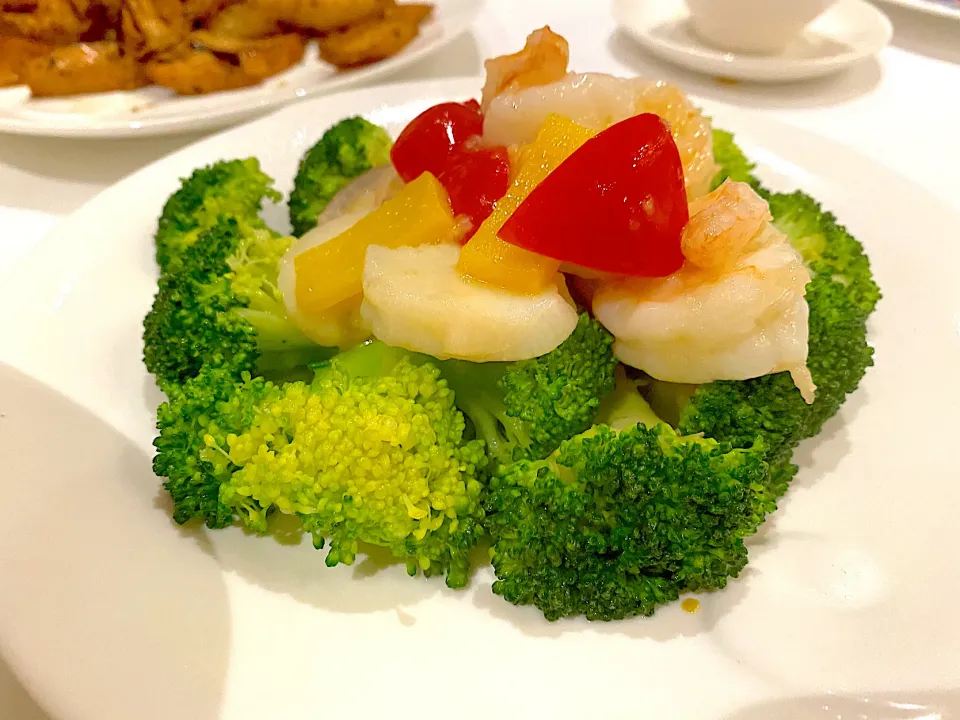 Snapdishの料理写真:Sautéed scallops and shrimp with broccoli|skyblueさん