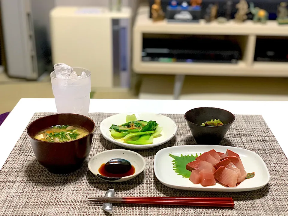 Snapdishの料理写真:カンパチのお刺身、青梗菜の塩炒め、三ツ葉のおひたし、お味噌汁。|yukiさん