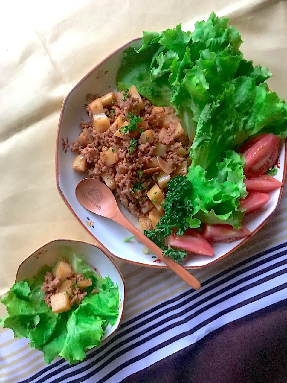 山本真希さんの料理 じゃがいもとひき肉のオイケチャ炒めをサラダ菜で包みながら食べるや〜つ！|とんちんさん