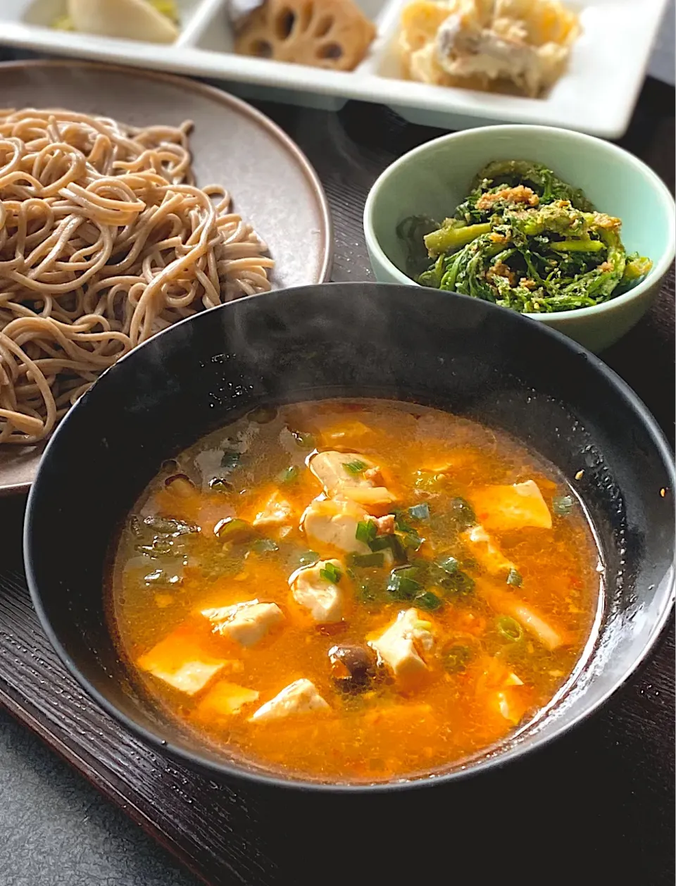 Snapdishの料理写真:昼ごはん☀️☀️☀️断酒355日目                                麻婆豆腐つけ蕎麦。　　賄いの麻婆豆腐をもらって帰ってめんつゆとミックスしただけの漬け汁がメチャうまい！|ぽんたさん