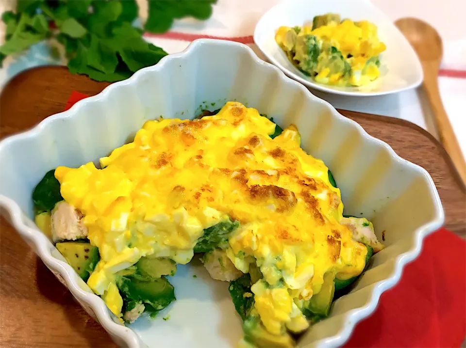 アボカドとチキンのマヨたまごグラタン🥚|ゆーこどんさん