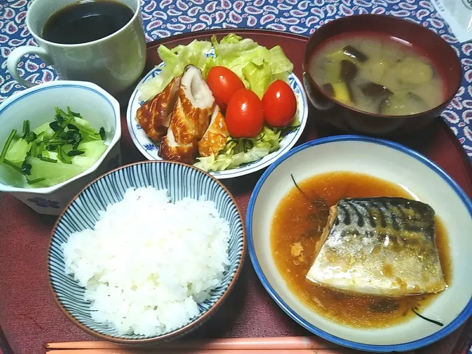 よねばーばの朝ごはん
鯖の味噌汁
茄子の味噌汁
ちくわのサラダ
漬物
ご飯、コーヒー|yoneばーばさん