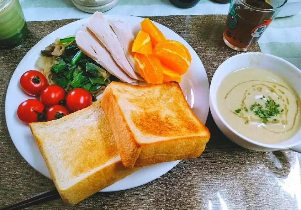 Snapdishの料理写真:今日もお野菜たっぷりモーニング(^^)キャベツポタージュと蒸しキャベツサラダ、サラダチキンはたんぱく質の補給の為3日に1度は作ってストック!このスープがとても活用できる❤(ӦｖӦ｡)|うるちゃんママさん