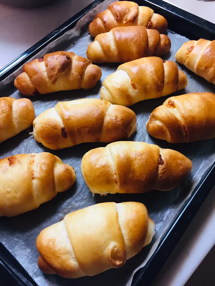 Snapdishの料理写真:バターロールinチーズパン🥐|pimoriさん