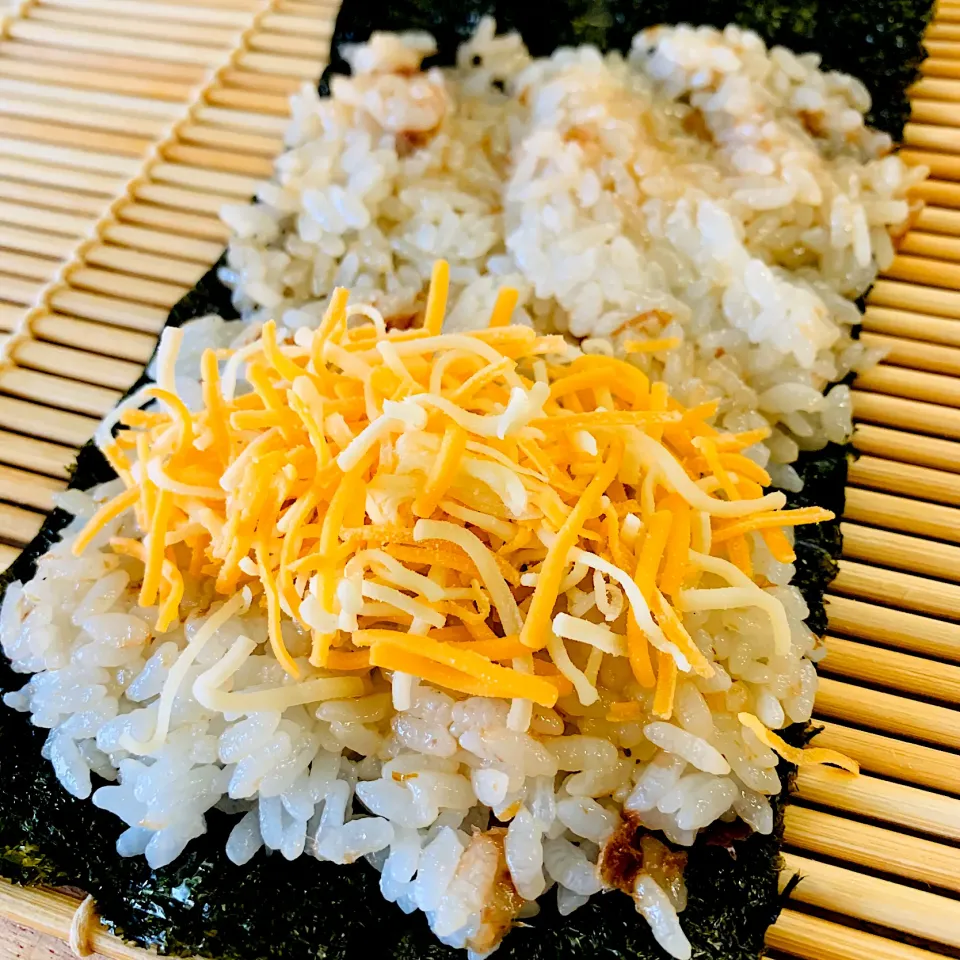 おかか醤油ごはんにチーズをのっけて海苔巻き🌀もうひと手間で完成するぞ|いちごさん