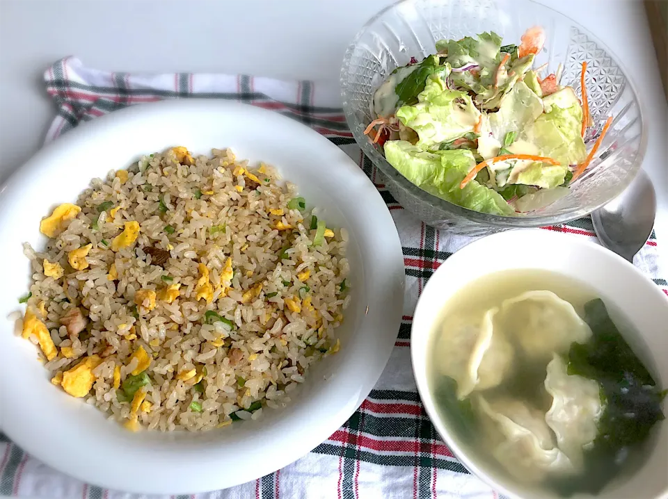 炒飯、手作り餃子とワカメのスープ、サラダ|kyoさん