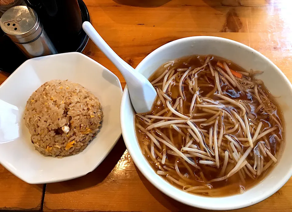 Snapdishの料理写真:もやしラーメン×半チャーハン@半チャンラーメンあかしや|morimi32さん