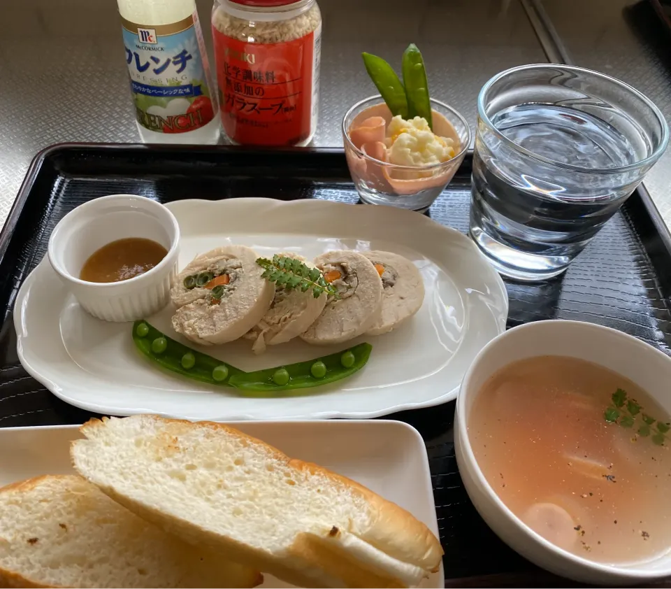 🌷ユウキ食品さん　ありがとうございました😊化学調味料無添加のガラスープを使って作ってみました！鶏むね肉のガランティーヌ風ホイル包み&人参とコーンのスープ　美味しかったよ🤗|いのっちさん