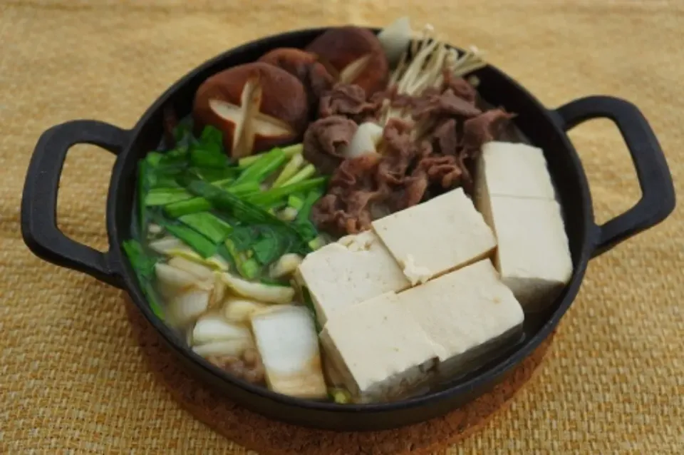 Snapdishの料理写真:新玉ねぎ&にらがおいしいこれうまつゆですき焼き肉豆腐|ちいさなしあわせキッチンさん