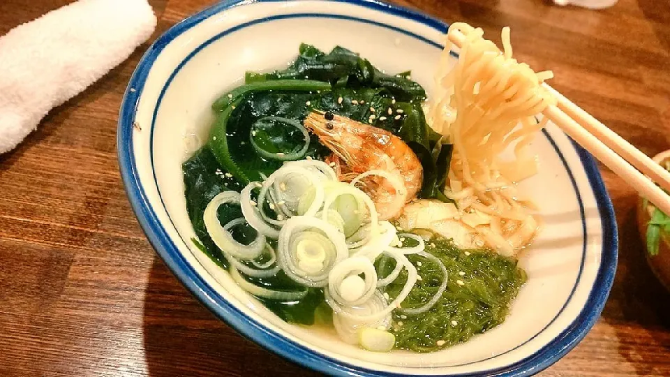 賄い飯🍚
海藻鯛出汁あっさりラーメン……等|Gauche Suzukiさん