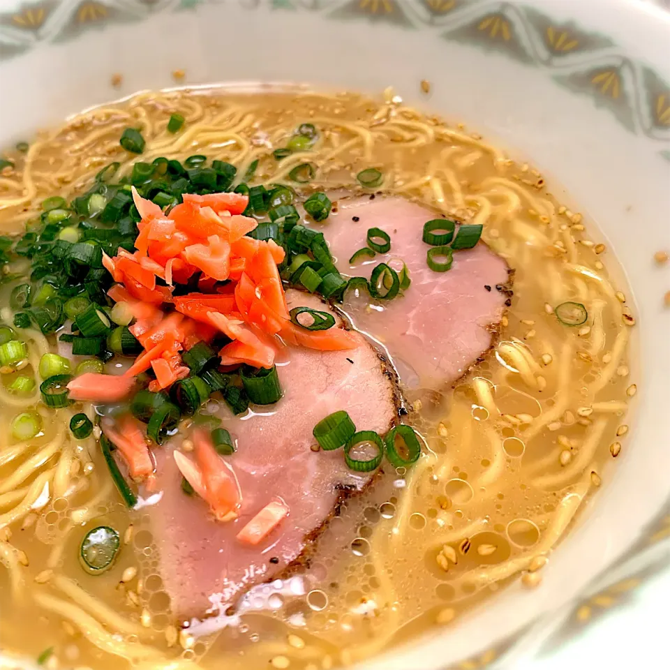 Snapdishの料理写真:とんこつラーメン🍜　(๑˃̵ᴗ˂̵)و|bamazooさん