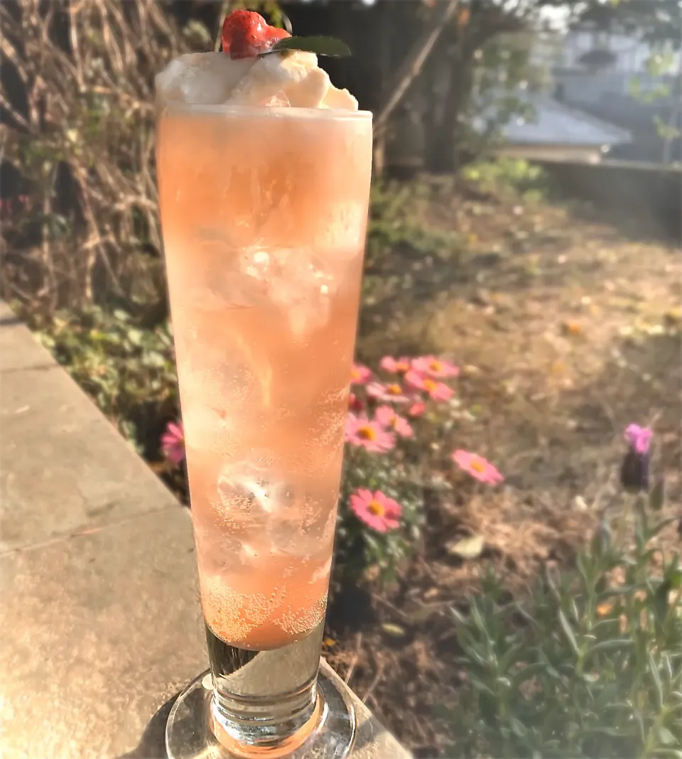 苺の酵素シロップを炭酸で割ってクリームソーダにしました🍓|美味飯さん