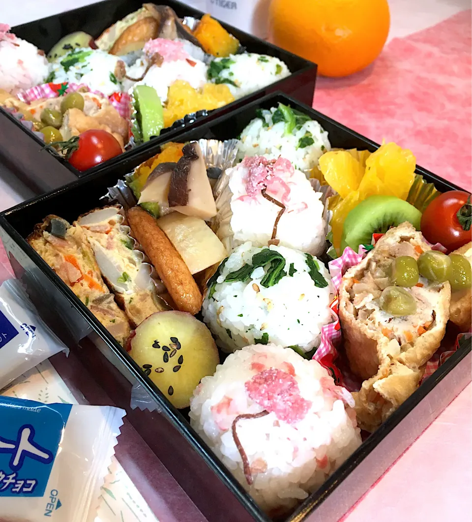 Snapdishの料理写真:桜ご飯と菜飯のおにぎり弁当|gochさん