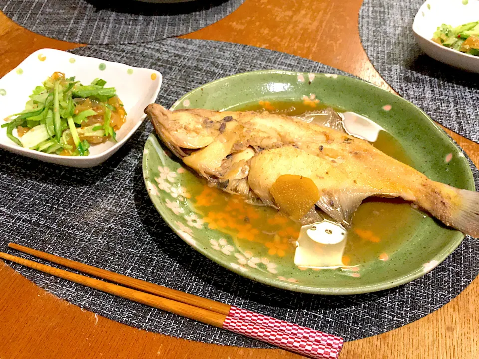 カレイの煮付けと中華クラゲ和え|とみぃさん