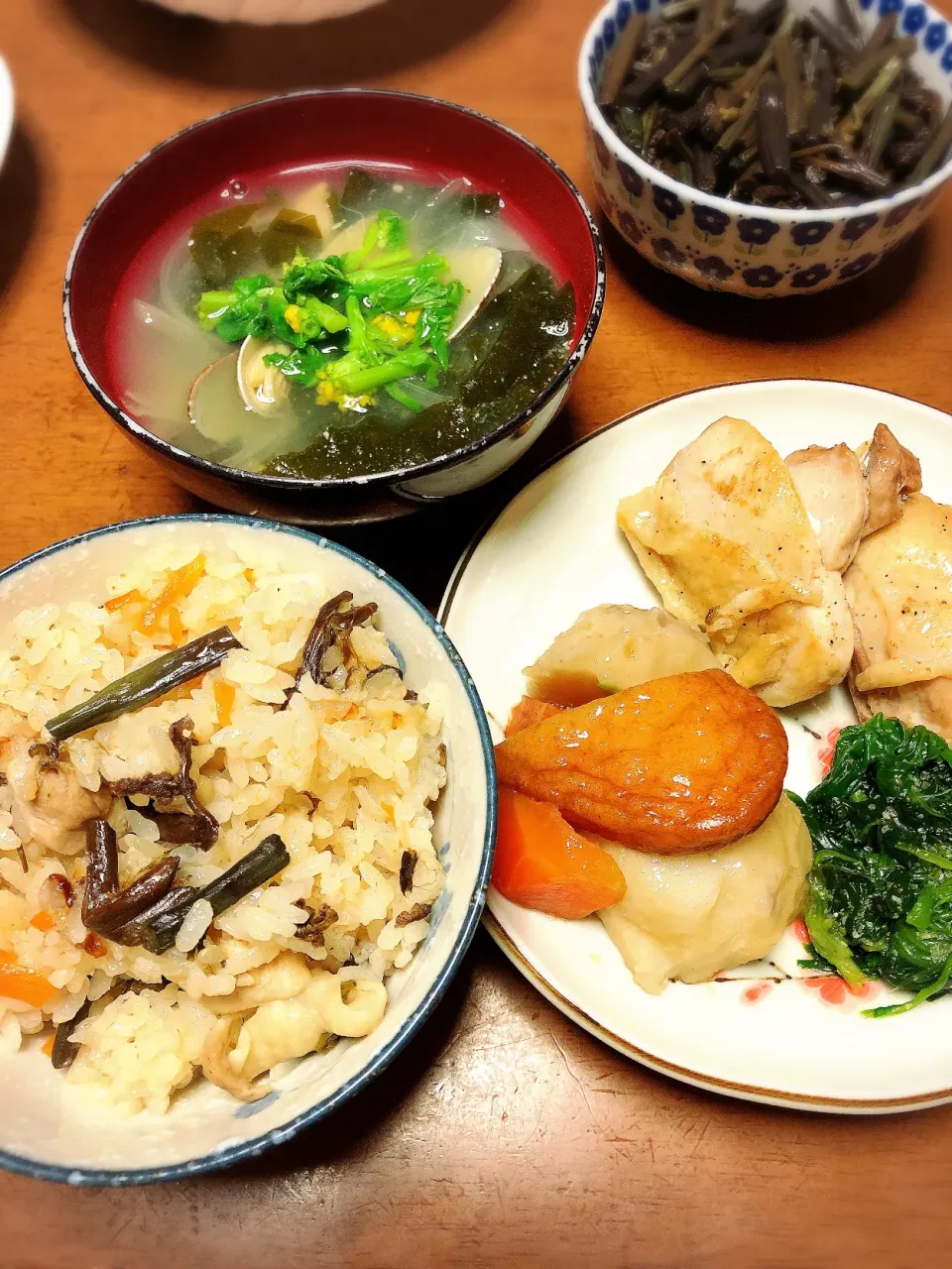 山菜ご飯、鶏肉の山椒焼き、ほうれん草の胡麻和え、里芋の煮物、あさりの味噌汁|あるくさん