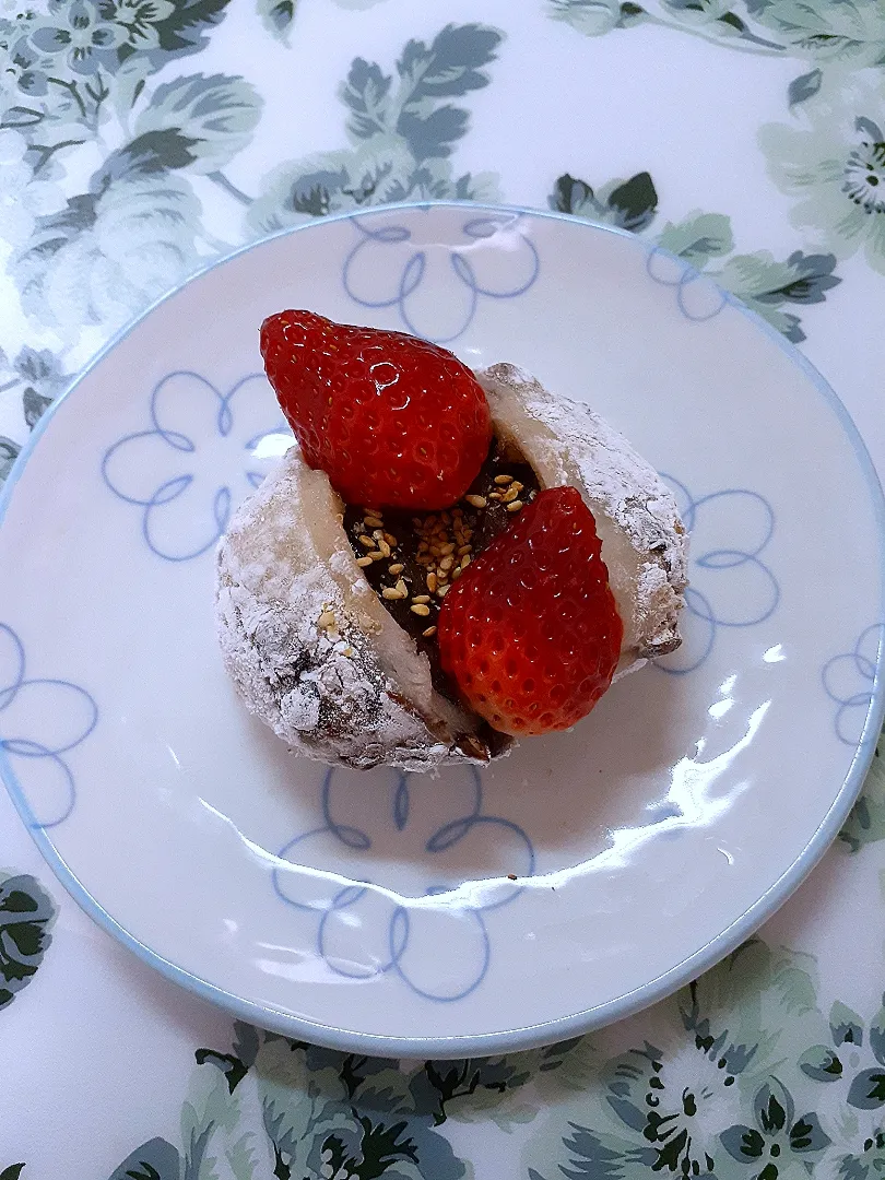 いちご🍓豆大福🔷お豆腐屋さんのおから餡の豆大福に🍓🍓のせてみた🔷|@きなこさん