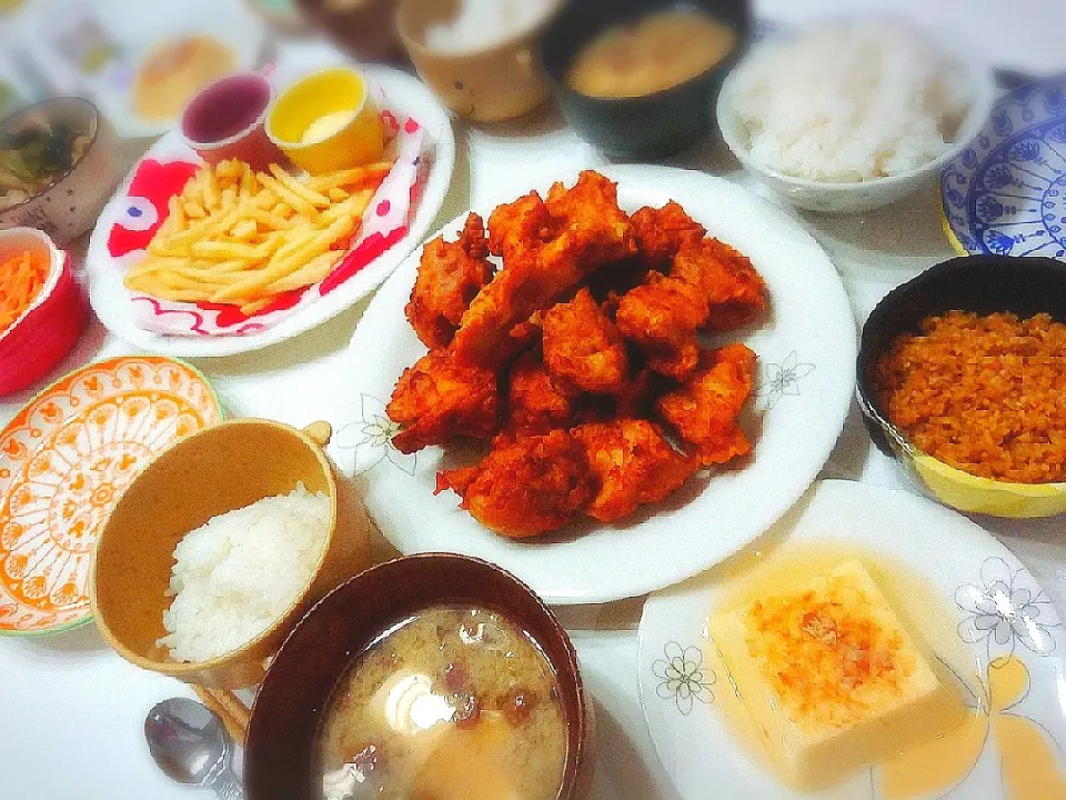 夕食(^ー^)
唐揚げ
フライドポテト
玉子豆腐
小松菜と油揚げの煮浸し
キャロットラペ
なめこと豆腐のお味噌汁|プリン☆さん