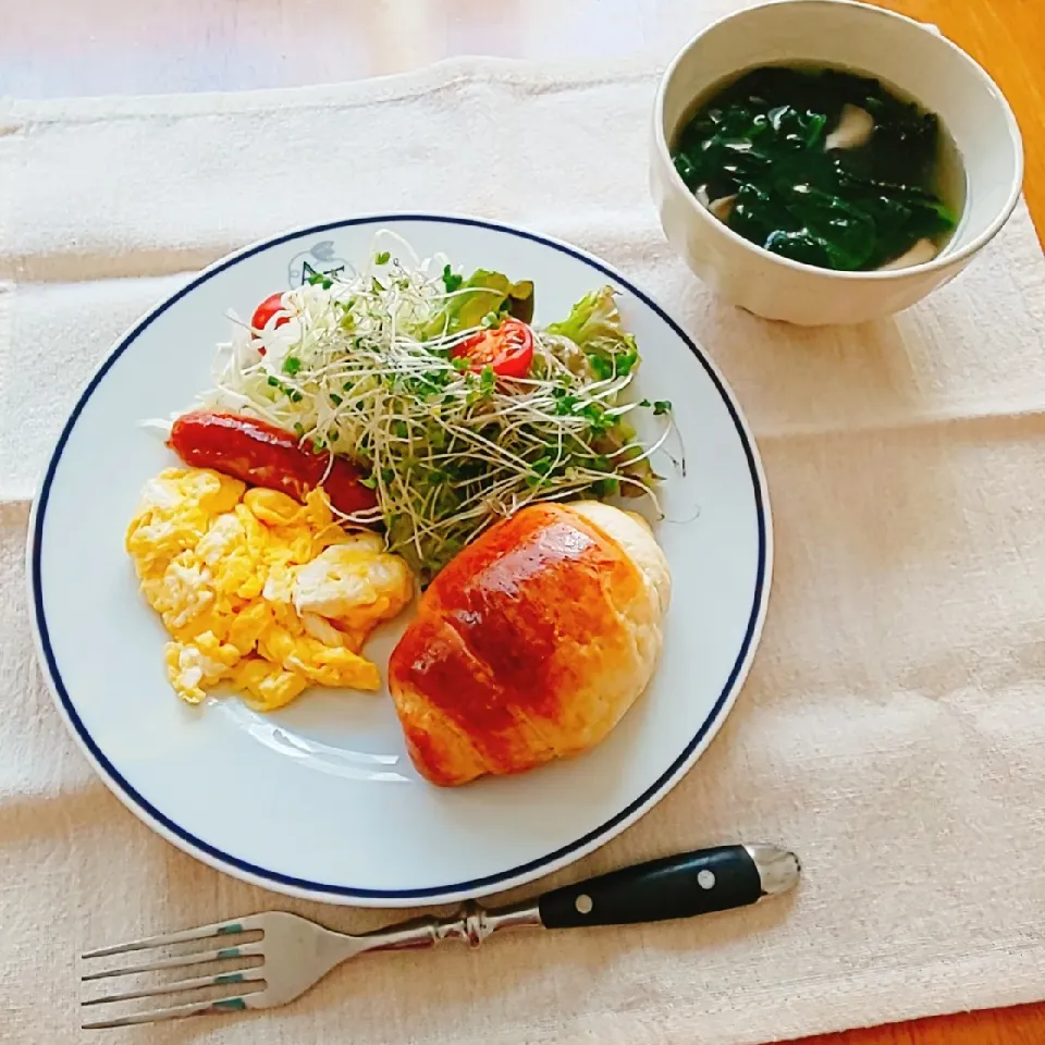 バターロールで朝ごはん|えるえるさん