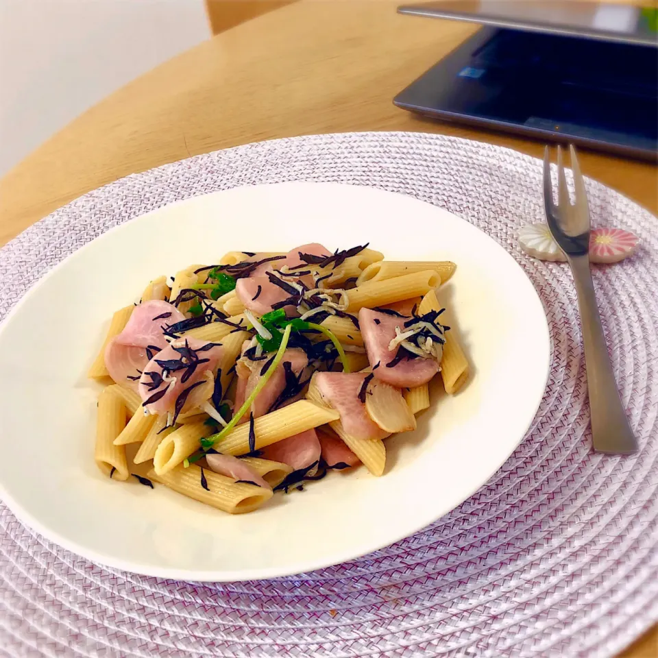 Snapdishの料理写真:きよたさんのお料理 赤カブとしらすとひじきのペンネ🌸／Penne Oil and Garlic|angiee♡さん