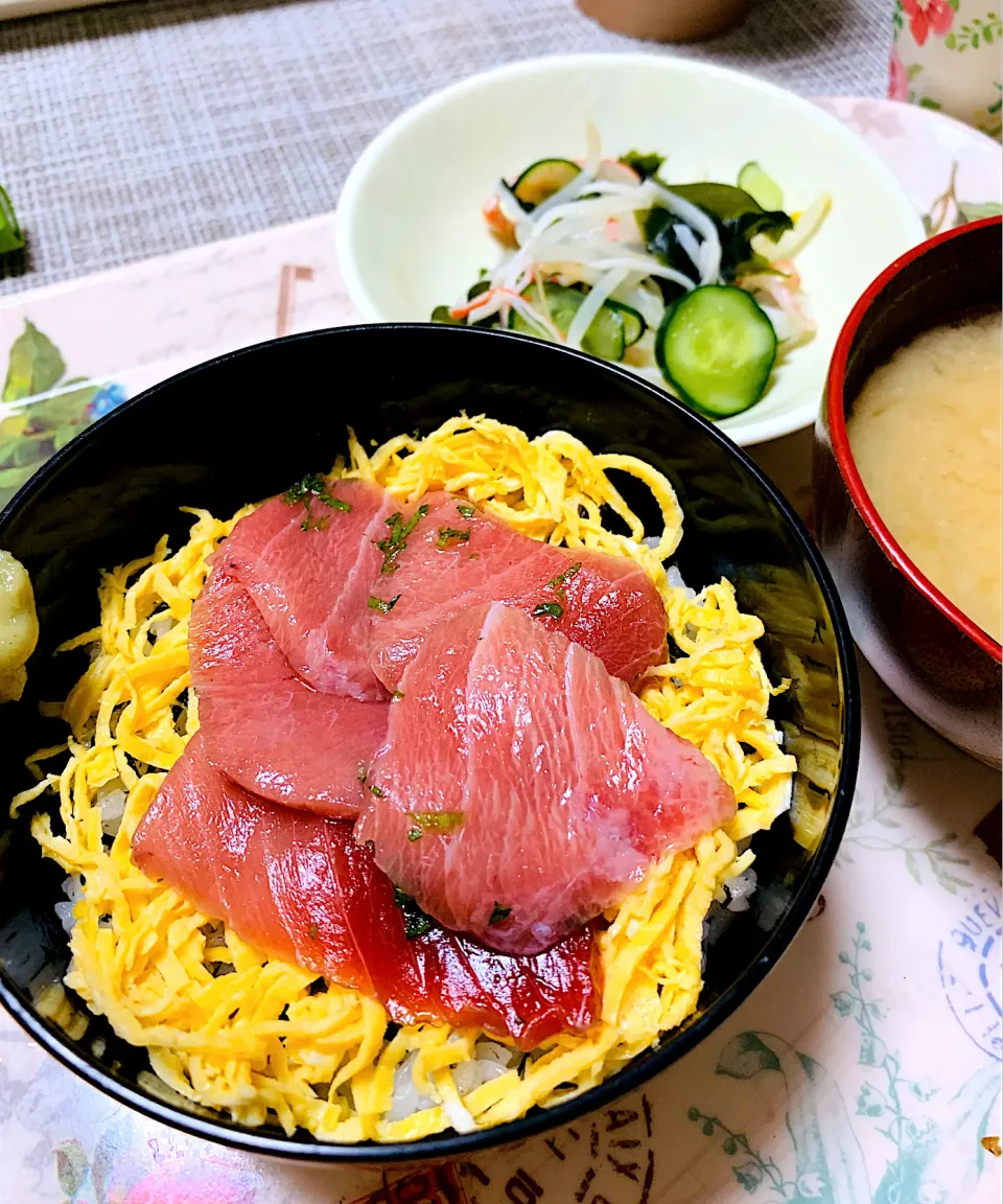 Snapdishの料理写真:本まぐろで漬け丼🐟きゅうりとカニカマとワカメの酢の物|ちはるさん