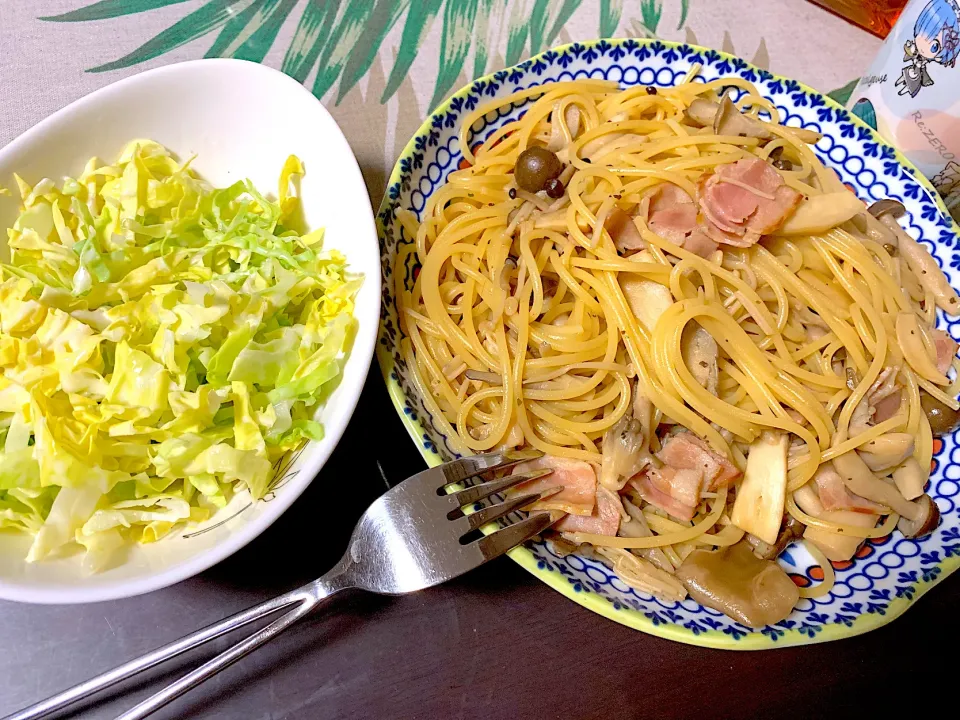 キノコとベーコンのバター醤油パスタと春キャベツのサラダ|コハクさん