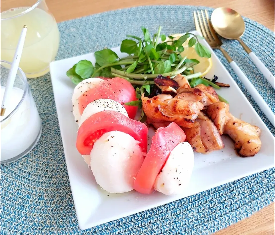 Snapdishの料理写真:若鳥の唐揚げ🍗
トマト🍅モッツァレラ
のカプレーゼ
クレソン🥗サラダ
Plate|rumiさん