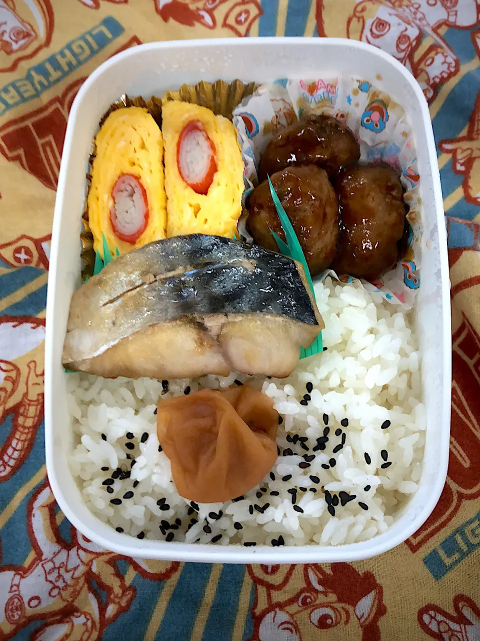 カニカマロールと塩サバ弁当|超絶トルーマン石6さん