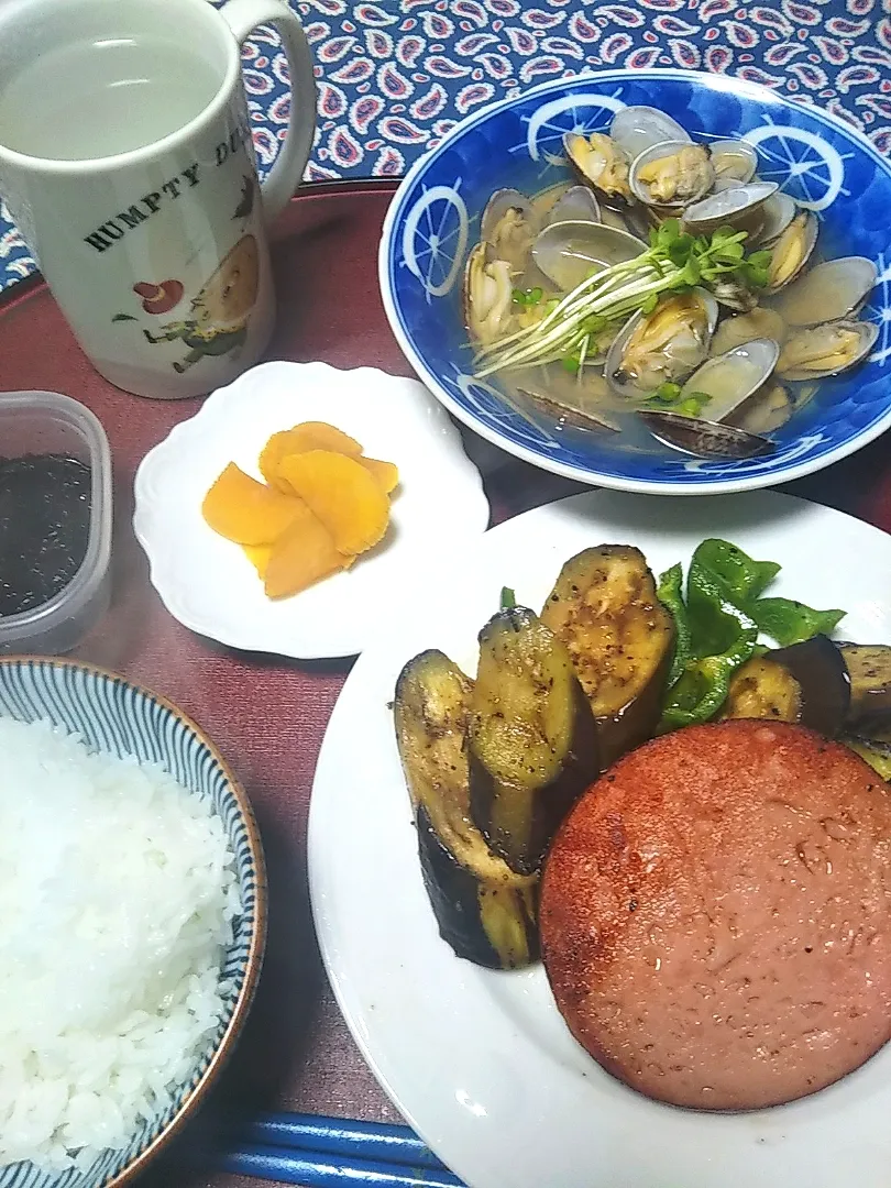 よねばーばの朝ごはん
ポークハムと茄子とピーマンの炒め物
あさり汁
九州鹿児島のたくわんをお取り寄せしました、馴染め無い味、失敗😣|yoneばーばさん