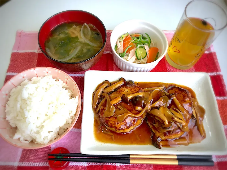 豆腐ハンバーグきのこの和風あんかけ、春雨サラダ、玉ねぎとワカメの味噌汁|kyoさん