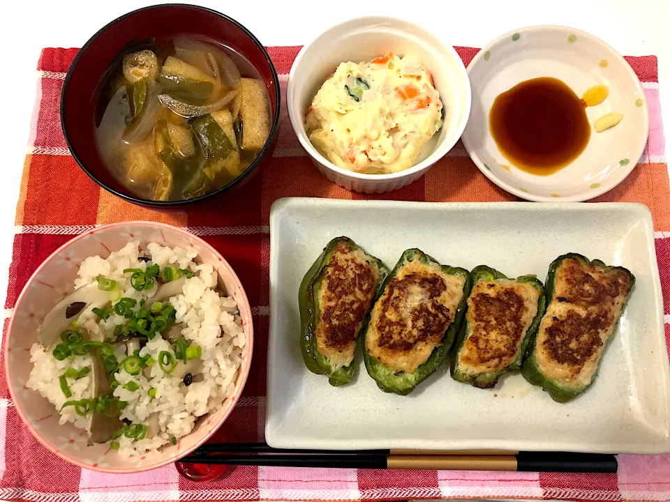 ピーマンの肉詰め、舞茸としめじの炊き込みご飯、揚げとワカメの味噌汁、ポテトサラダ|kyoさん