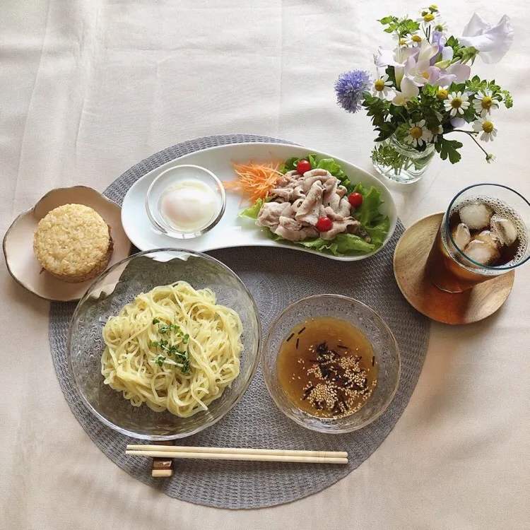 4/3❤︎娘の晩ごはん🍀鶏ガラ味噌中華風つけ麺🍜豚ロース冷しゃぶと温泉たまこ.焼肉パーカーを添えて…
・
娘が自分のTwitterのフォロワーさんのレシピを見て作りたいと言って自炊しました|Makinsさん