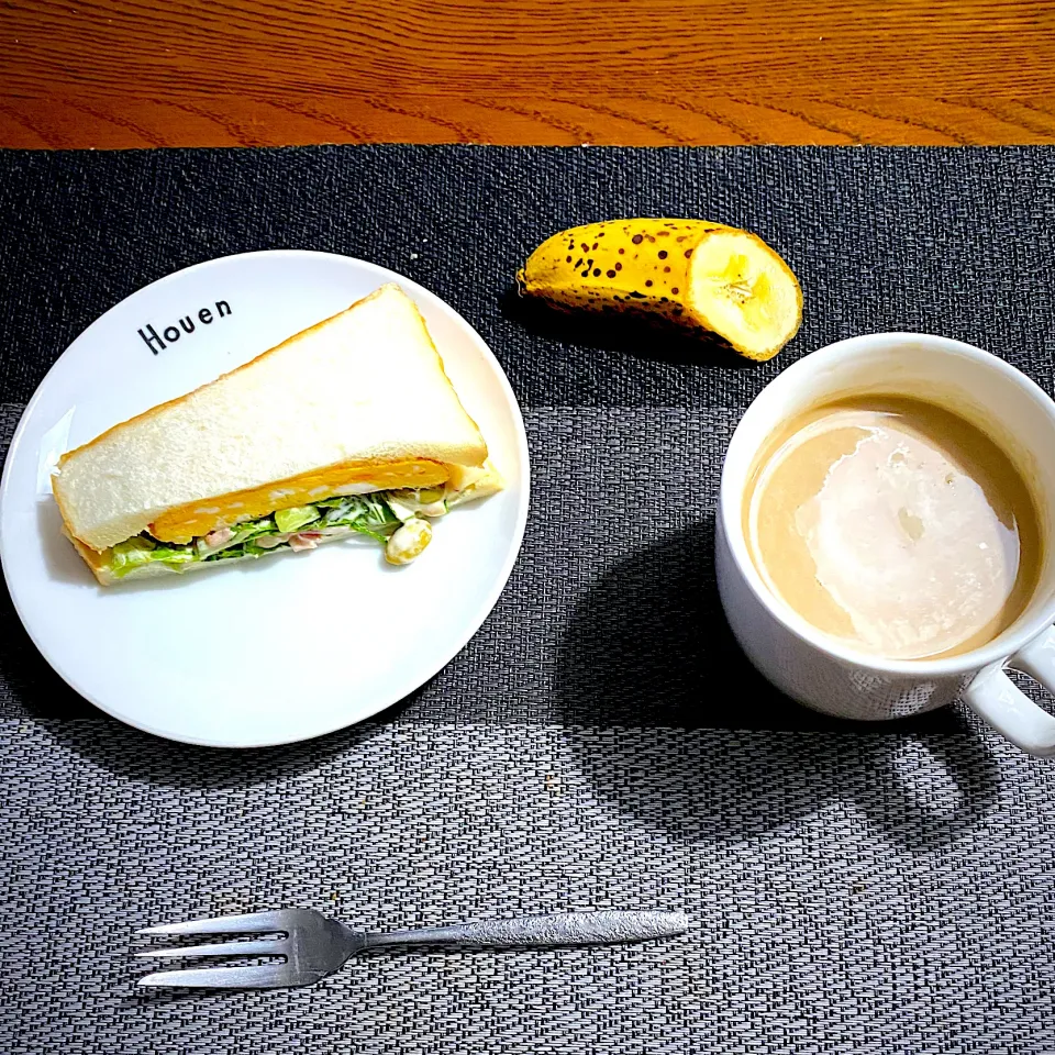 4月3日　朝ごはん　　卵焼きと野菜のサンドイッチ、バナナ、カフェ・オ・レ|yakinasuさん