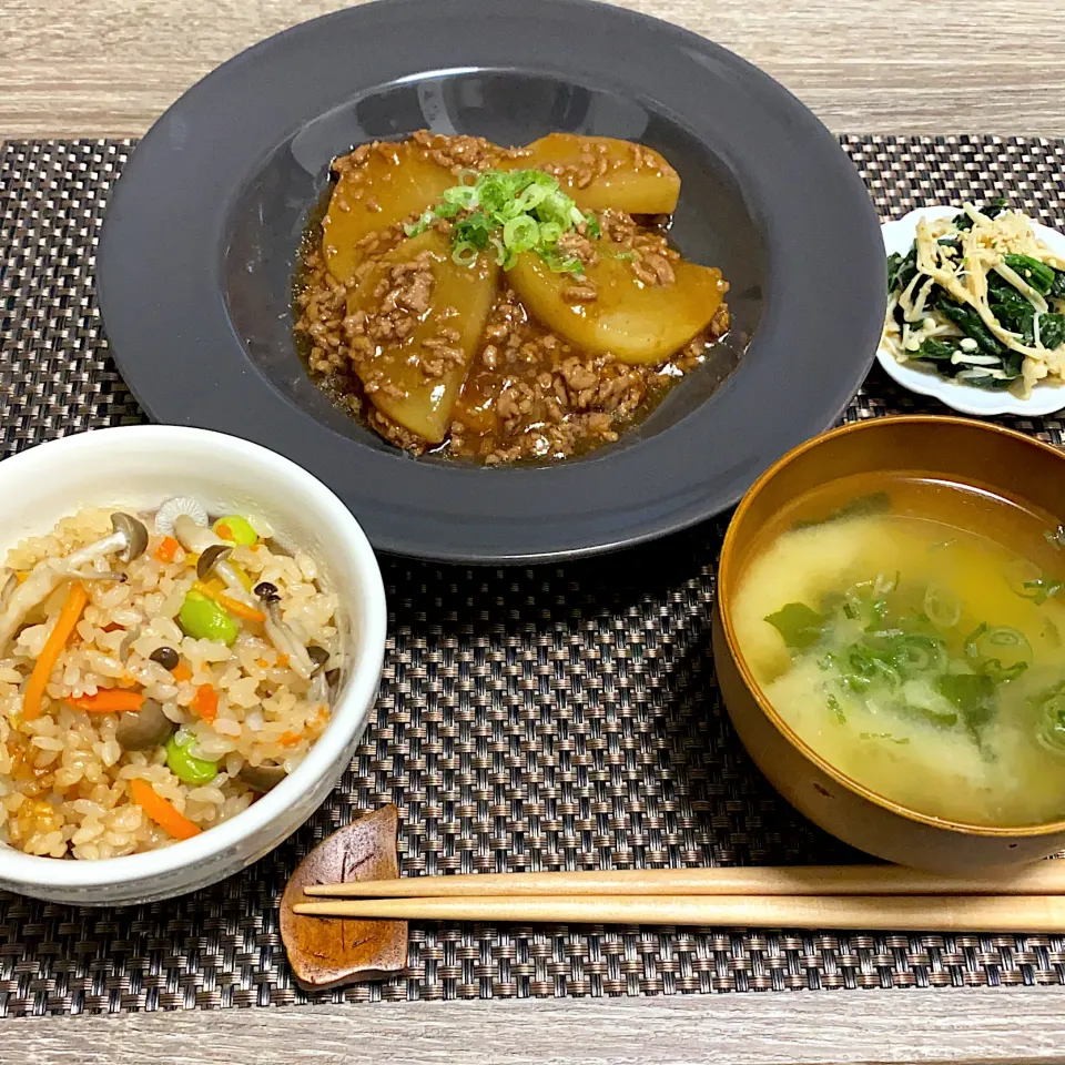 Snapdishの料理写真:炊き込みご飯 大根と挽肉のとろとろ煮 味噌汁 ほうれん草とえのきの胡麻和え|m iさん