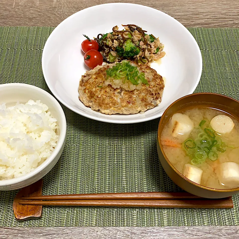 豆腐ハンバーグ 味噌汁 ブロッコリーとツナの塩昆布和え ご飯 トマト|萌伽さん