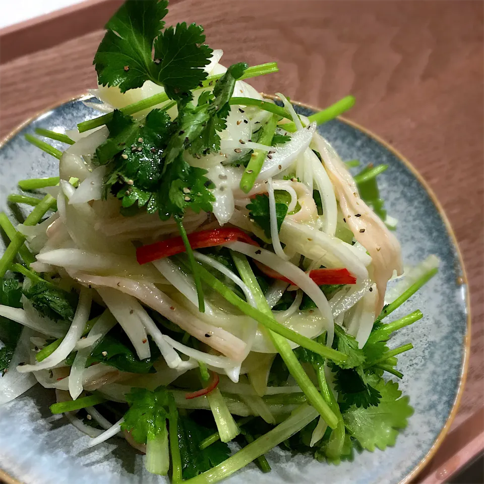 新玉ねぎとパクチーのエスニックサラダ🥗🇹🇭|べべべさん