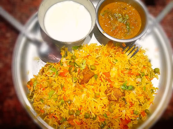 jackfruit biryani with gravy and curd.|Shaluさん