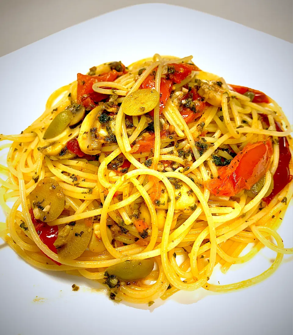 Tomato, Mushroom and Caper Spaghetti with a touch of garlic and anchovy|gonbenさん