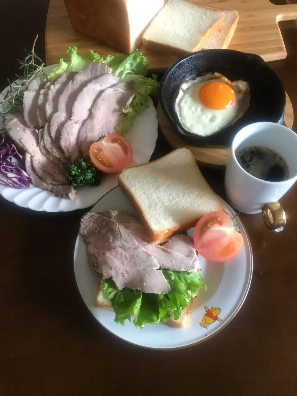 Snapdishの料理写真:ナオミさんの料理 ロースハム作ったよ🎵~サンドイッチ用のパンも焼きました🥪🍞♫|とんちんさん