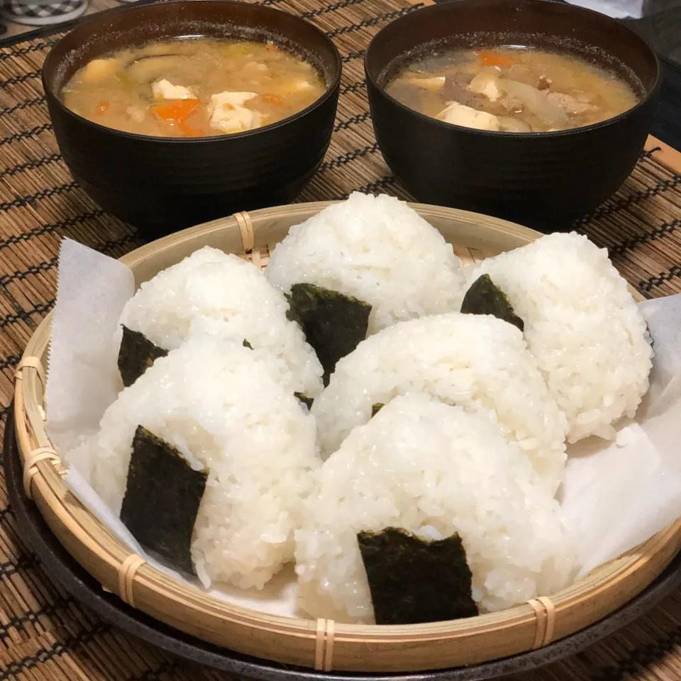 Snapdishの料理写真:おにぎり(土井義晴先生方式)と豚汁な朝ご飯|中本さんさん