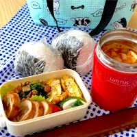 Snapdishの料理写真:チゲスープとジャンボおにぎりのお弁当♪|たまごさん