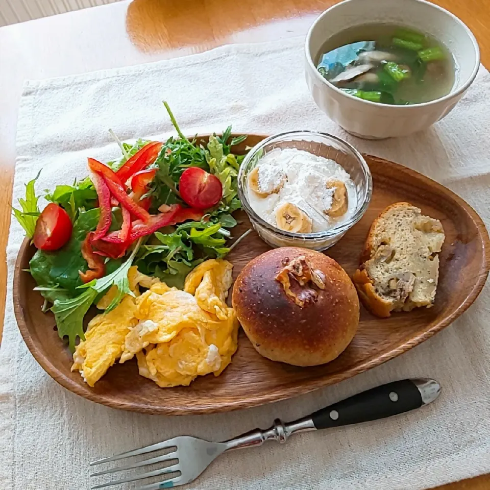 あんパンで朝ごはん|えるえるさん