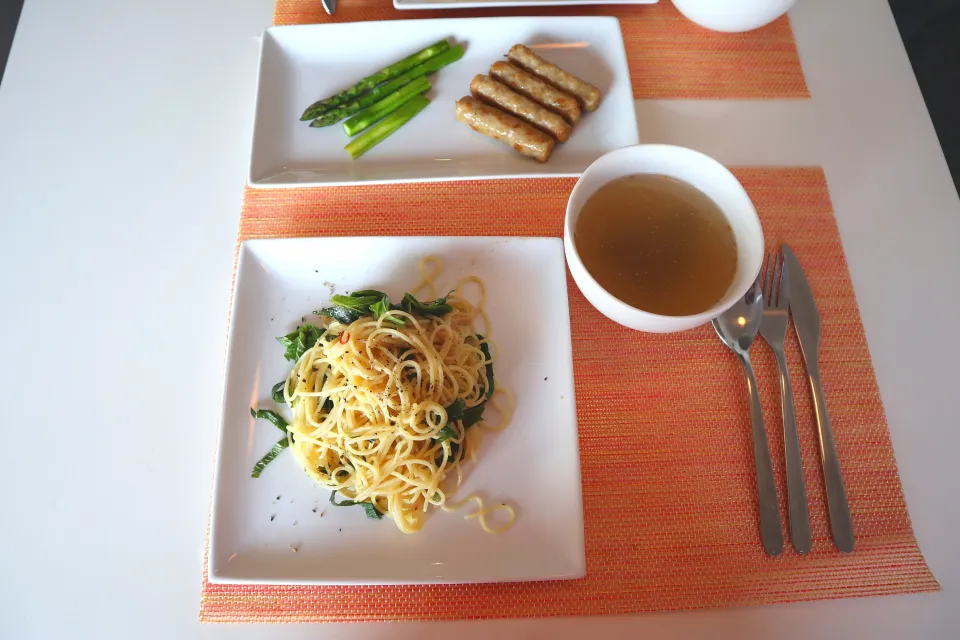 今日の昼食 大葉とアンチョビのパスタ、ソーセージ、わかめスープ|pinknari🐰🌈さん