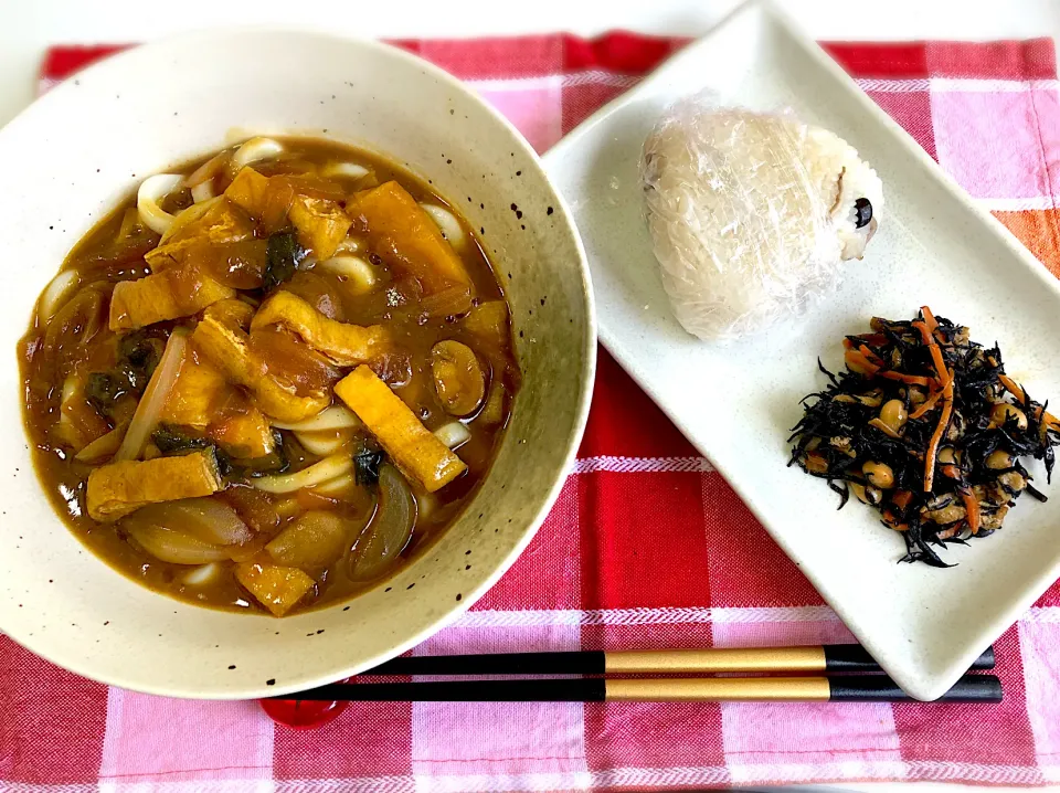 Snapdishの料理写真:カレーうどん、おにぎり、ひじきの煮物|kyoさん