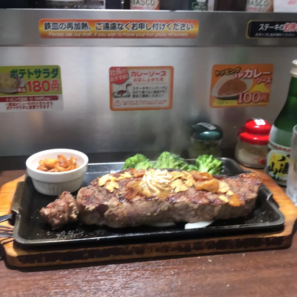 Snapdishの料理写真:オージービーフ　400g レア　トッピング　ブロッコリーにチェンジ　Yahooクーポンでソテーニンニク　八海山、も勿論！　#いきなりステーキ小杉店|Hajime Sakaiさん