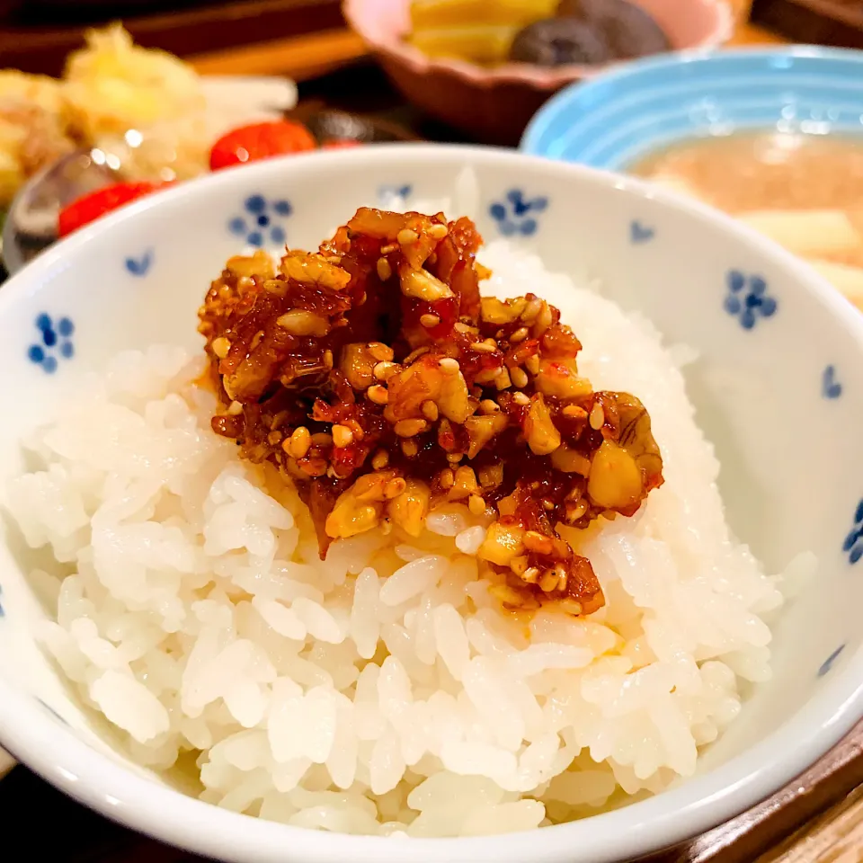 白米に食べるラー油🍚ご飯が進みます😋|いちごさん