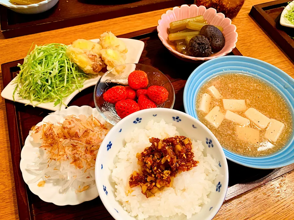 Snapdishの料理写真:我が家の晩ごはん🍚たらこ豆腐、ちくわチーズ天ぷら、ふきの煮物、オニオンスライスおかか、食べるラー油|いちごさん