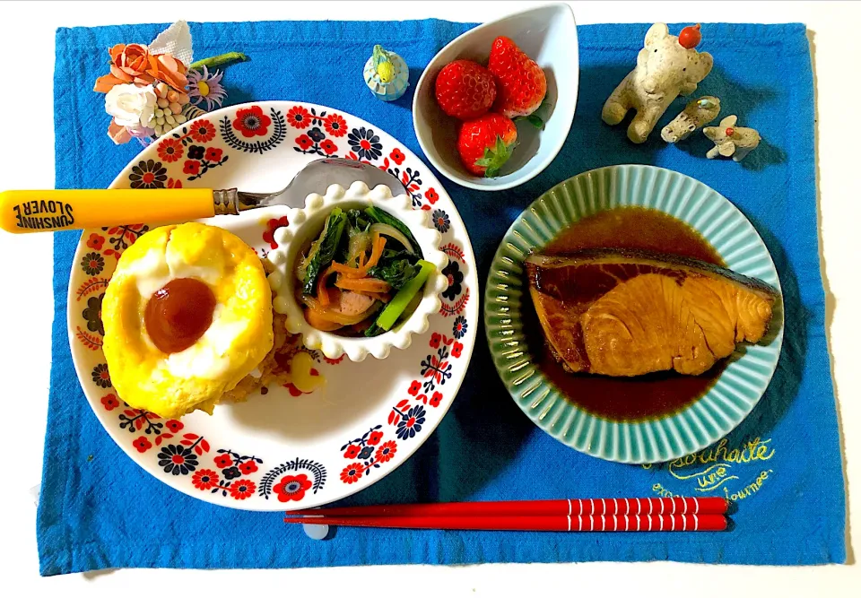 Snapdishの料理写真:まん丸オムレツ乗せオムライス、ぶりの照り焼き、ウィンナーと野菜炒め、いちご|syamさん