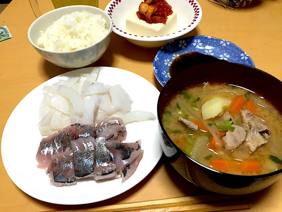 単身赴任中の男飯(刺身と豚汁)|おおもりの星さん