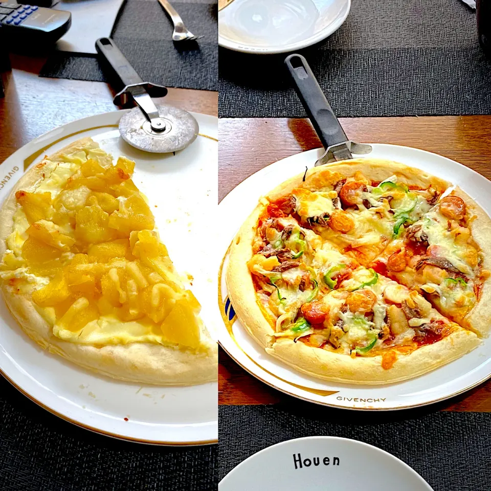 Snapdishの料理写真:アンチョビとジャガイモ、玉ねぎ、ピーマンのトマトソースピザ　　　クリームチーズとサワークリームとりんごの甘煮の蜂蜜ピザ|yakinasuさん