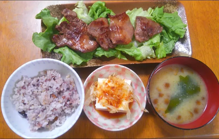 ３月７日　牛タン　冷奴　なめことわかめのお味噌汁|いもこ。さん